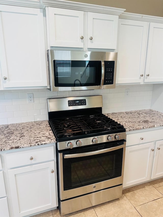 3673 Artistry Way, Clovis, CA 93619 - kitchen with stainless steel appliances, backsplash, and white cabinetry