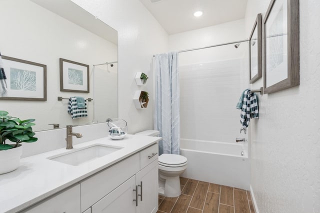 bathroom featuring wood tiled floors, toilet, vanity, and shower / bath combo