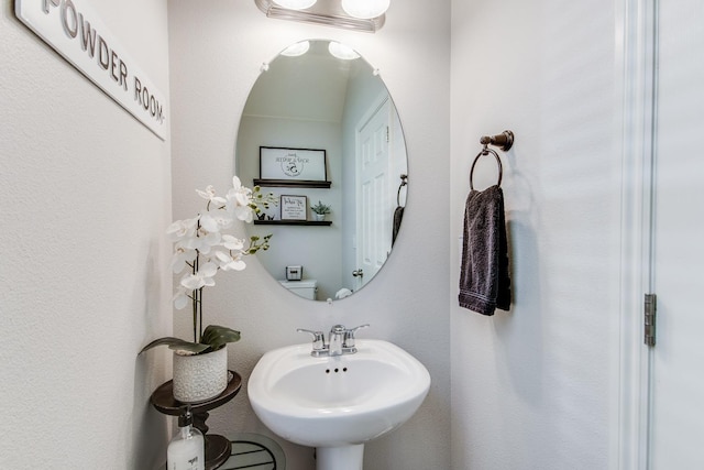 3877 Griffith Ave, Clovis, CA 93619 - bathroom featuring a sink