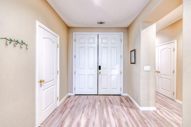 947 Carson Ave, Clovis, CA 93611 - entrance foyer featuring light wood-type flooring and baseboards