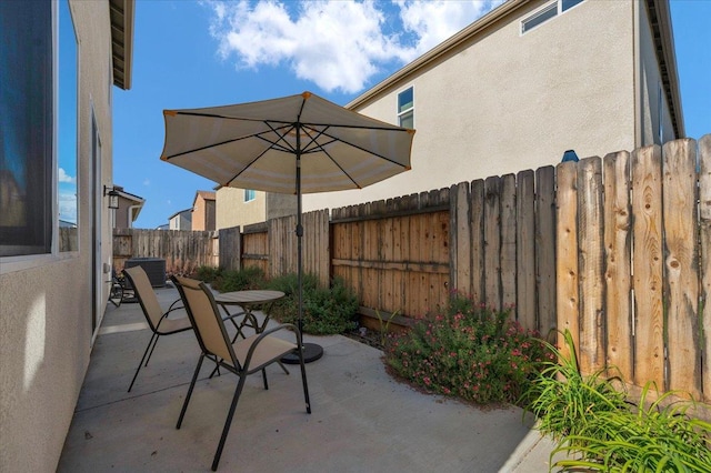 841 Corazon Ave, Clovis, CA 93619 - fenced backyard with a patio area