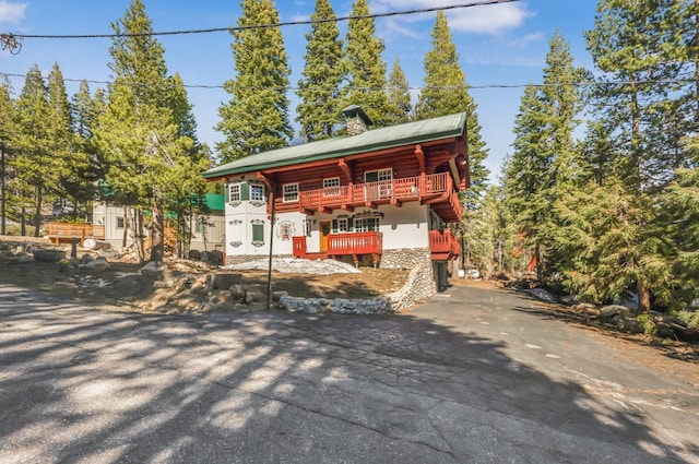 55585 Flintridge Dr, Shaver Lake, CA 93664 - log cabin with a balcony and stucco siding