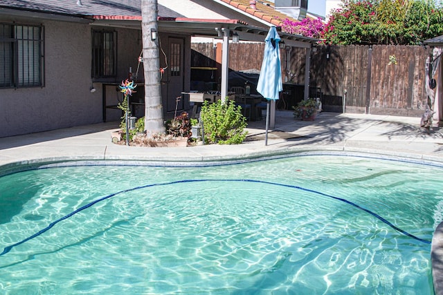 3694 W Robinson Ave, Fresno, CA 93722 - view of swimming pool featuring a patio