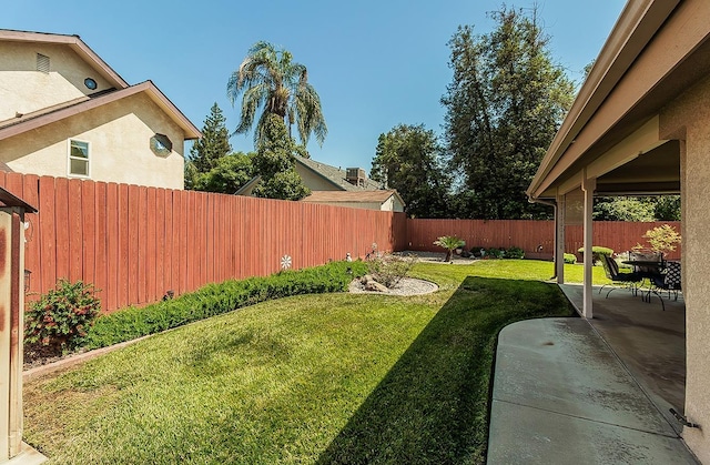 1025 E Cambridge Ave, Visalia, CA 93292 - view of yard with a patio area