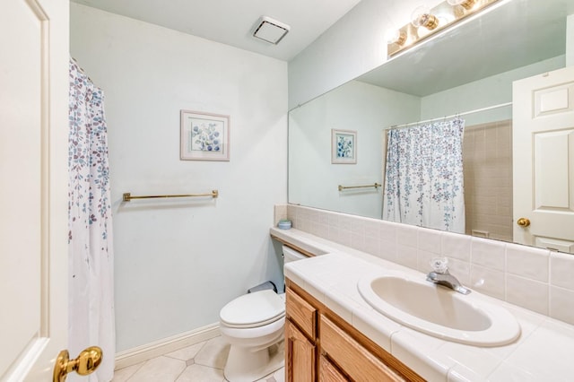 full bath featuring toilet, tasteful backsplash, baseboards, vanity, and curtained shower