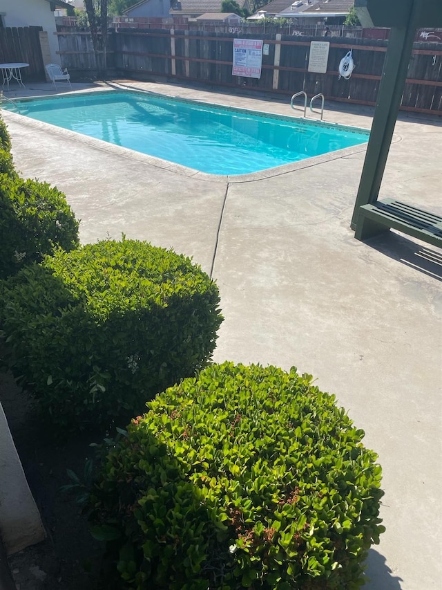 4002 E Dakota Ave, Fresno, CA 93726 - community pool with fence and a patio