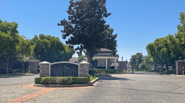 7762 N Hillsdale Dr, Fresno, CA 93720 - community / neighborhood sign featuring a gate