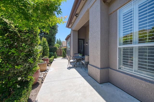 7762 N Hillsdale Dr, Fresno, CA 93720 - view of patio featuring outdoor dining area