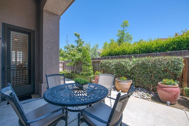 7762 N Hillsdale Dr, Fresno, CA 93720 - fenced backyard with a patio area and outdoor dining area