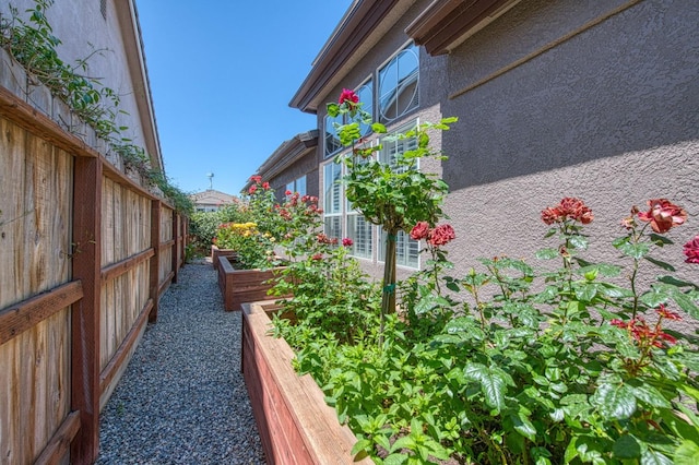 7762 N Hillsdale Dr, Fresno, CA 93720 - view of yard featuring a garden