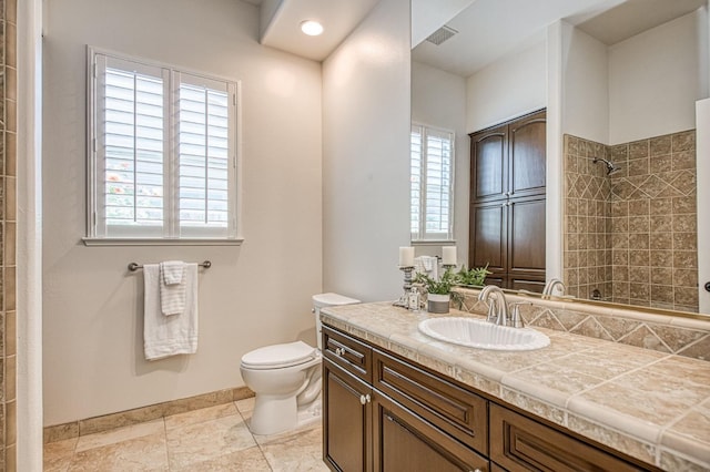 7762 N Hillsdale Dr, Fresno, CA 93720 - bathroom with toilet, vanity, a tile shower, and baseboards
