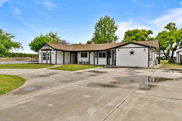 7784 S Del Rey Ave, Del Rey, CA 93616 - view of front facade with a chimney and a front lawn