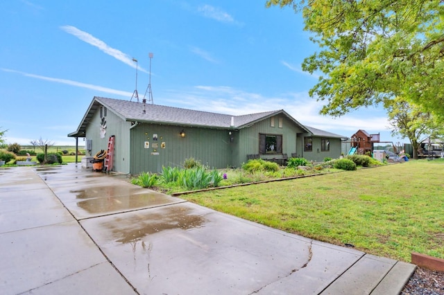 7784 S Del Rey Ave, Del Rey, CA 93616 - view of front facade featuring a front yard and concrete driveway