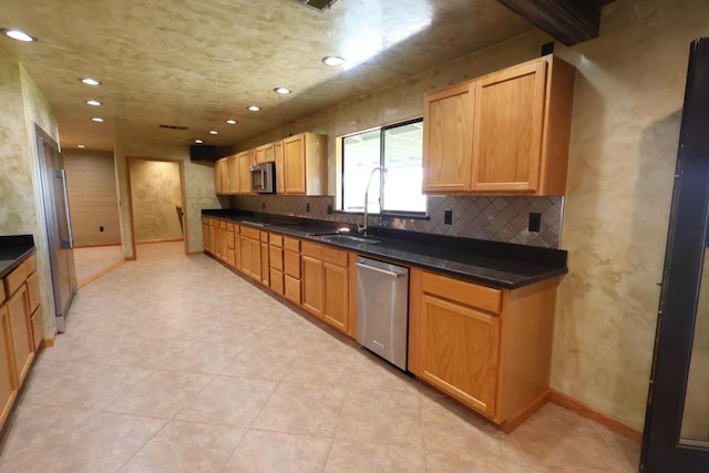 7784 S Del Rey Ave, Del Rey, CA 93616 - kitchen featuring stainless steel appliances, a sink, recessed lighting, tasteful backsplash, and dark countertops
