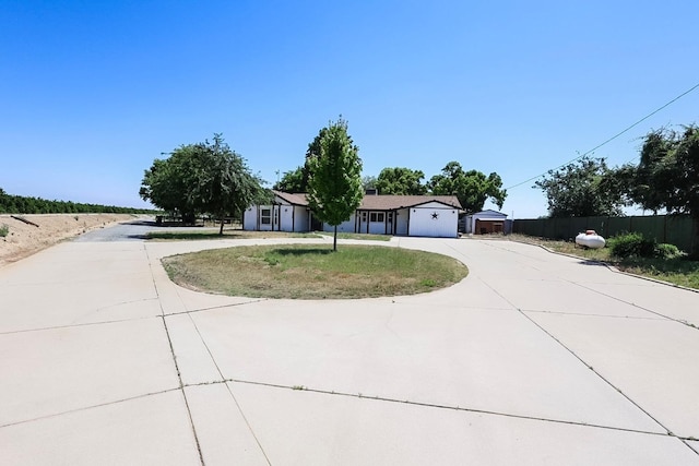 7784 S Del Rey Ave, Del Rey, CA 93616 - ranch-style home with curved driveway and fence