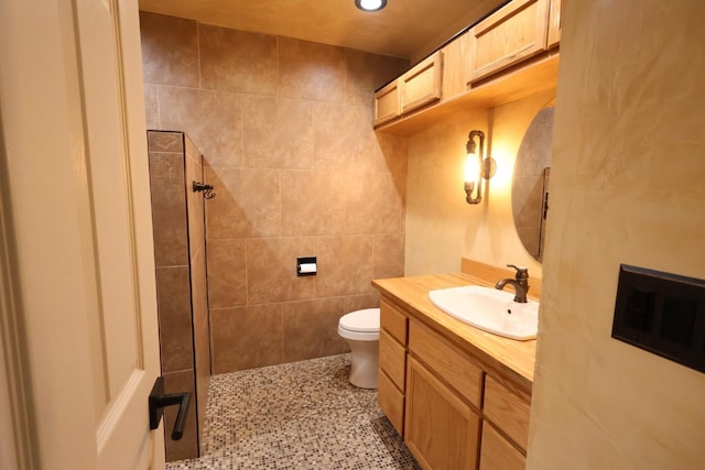 7784 S Del Rey Ave, Del Rey, CA 93616 - full bath featuring tiled shower, vanity, toilet, and recessed lighting