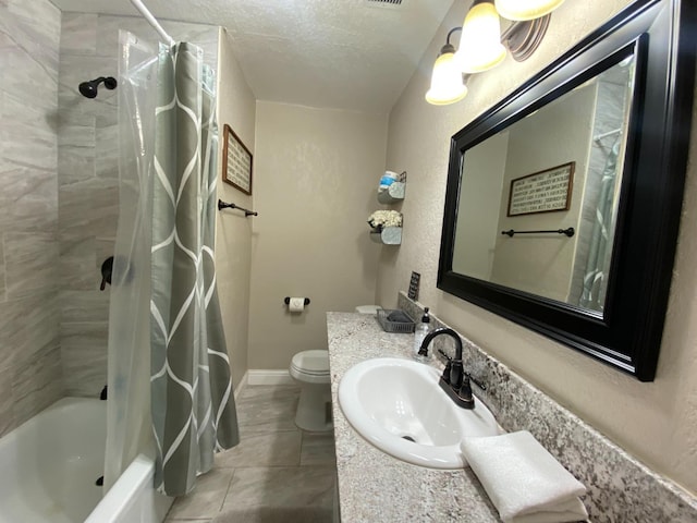 50740 Chu Ranch Rd, Oakhurst, CA 93644 - full bath with toilet, vanity, shower / bath combo with shower curtain, tile patterned flooring, and a textured ceiling