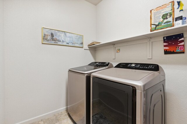 2315 Creekview Dr, Merced, CA 95340 - laundry area featuring independent washer and dryer and baseboards