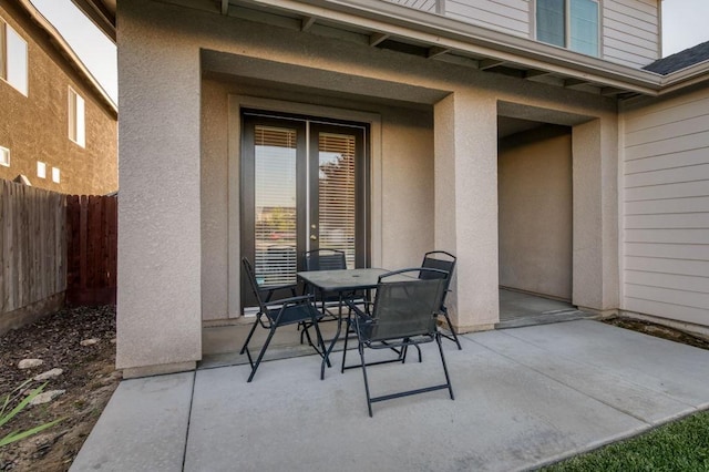 99 N Whittier Ave, Fresno, CA 93727 - view of patio featuring fence and outdoor dining area
