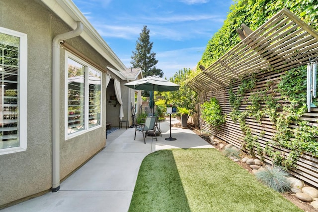 6423 N Bain Ave, Fresno, CA 93722 - view of green lawn featuring a patio