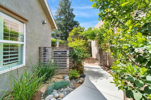 6423 N Bain Ave, Fresno, CA 93722 - view of yard featuring fence