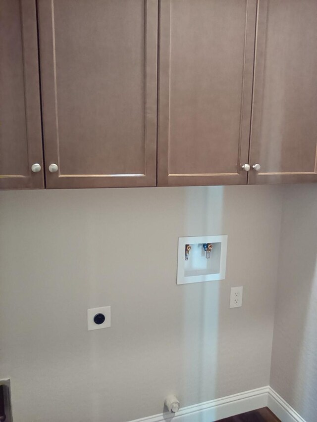 986 S Koleen Ave, Kerman, CA 93630 - clothes washing area with electric dryer hookup, washer hookup, cabinet space, and baseboards
