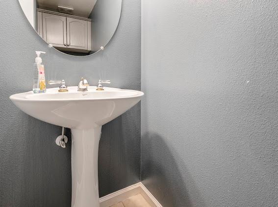 bathroom featuring a sink