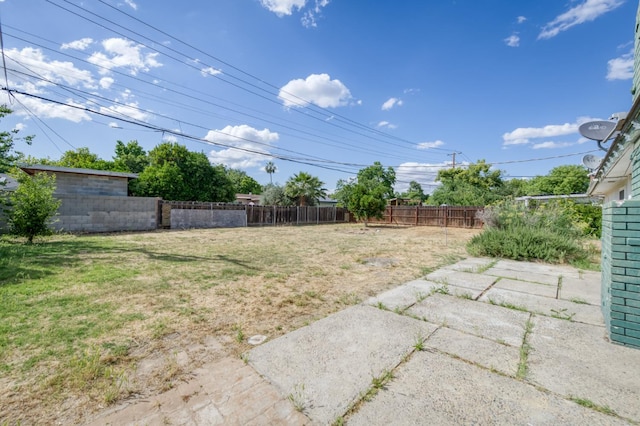 5535 N Millbrook Ave, Fresno, CA 93710 - view of yard with a patio