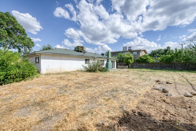 5535 N Millbrook Ave, Fresno, CA 93710 - view of yard featuring fence