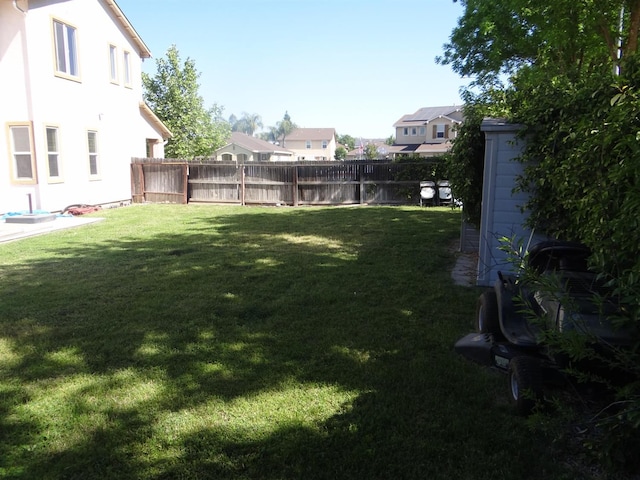 view of yard with a residential view