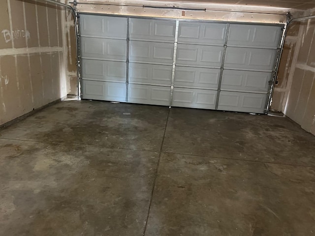 2645 W Robinson Ave, Fresno, CA 93705 - view of garage