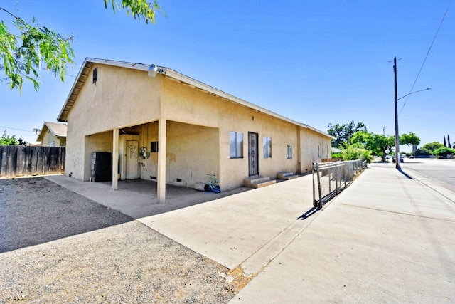 900 Sonora St, Madera, CA 93638 - view of front facade with fence and stucco siding