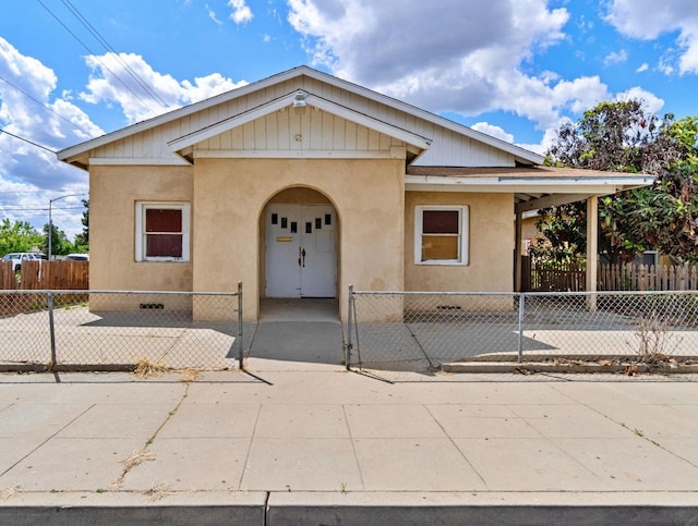 900 Sonora St, Madera, CA 93638 - view of front facade with a fenced front yard and stucco siding