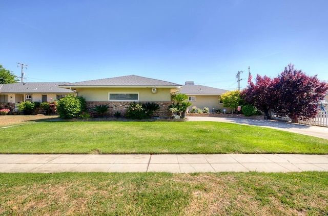 3948 E Fedora Ave, Fresno, CA 93726 - ranch-style home featuring a front yard, brick siding, and stucco siding