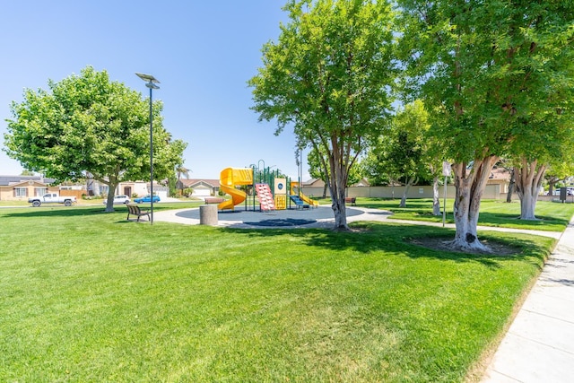 5266 E Harvest Ln, Fresno, CA 93725 - surrounding community featuring a lawn