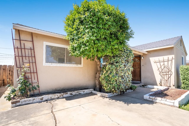 324 E San Mateo St, Avenal, CA 93204 - view of front of home with a patio, stucco siding, and fence