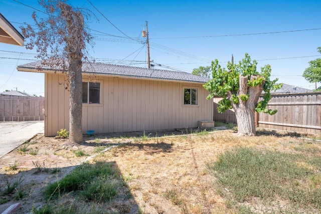 324 E San Mateo St, Avenal, CA 93204 - view of side of home with fence