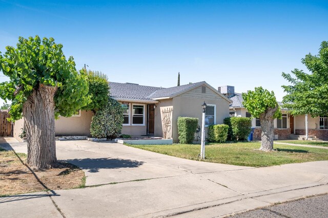 324 E San Mateo St, Avenal, CA 93204 - view of front facade featuring stucco siding and concrete driveway
