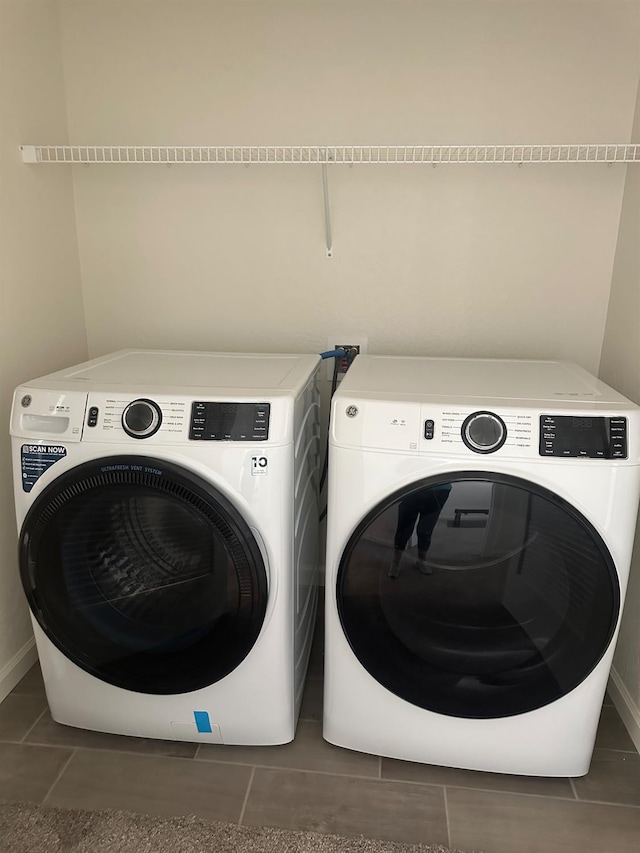 663 Farmhouse Ln, Clovis, CA 93619 - laundry area featuring washing machine and clothes dryer, tile patterned flooring, and baseboards