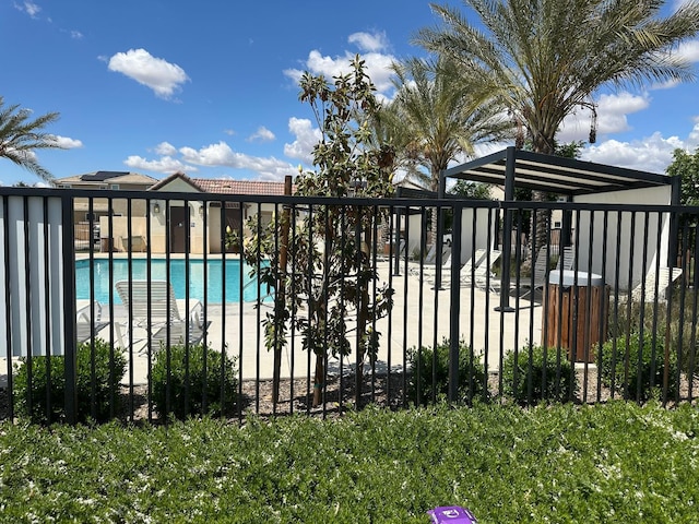 663 Farmhouse Ln, Clovis, CA 93619 - community pool featuring fence