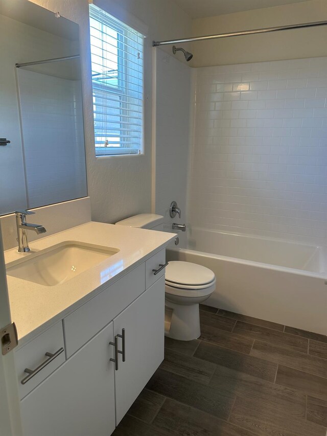 663 Farmhouse Ln, Clovis, CA 93619 - full bathroom featuring toilet, vanity, and shower / washtub combination