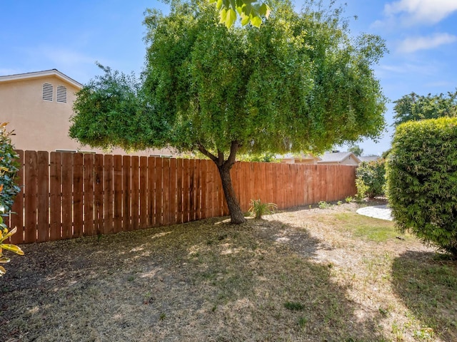 5611 W Carmen Ave, Fresno, CA 93722 - view of yard featuring fence