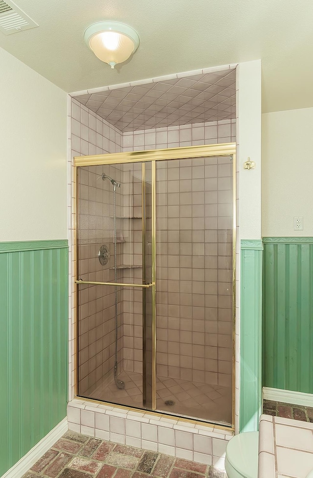 15501 Garlock Ln, Prather, CA 93651 - bathroom with a shower stall, wainscoting, toilet, and baseboards