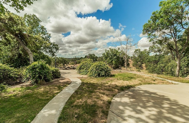 15501 Garlock Ln, Prather, CA 93651 - view of community featuring a lawn