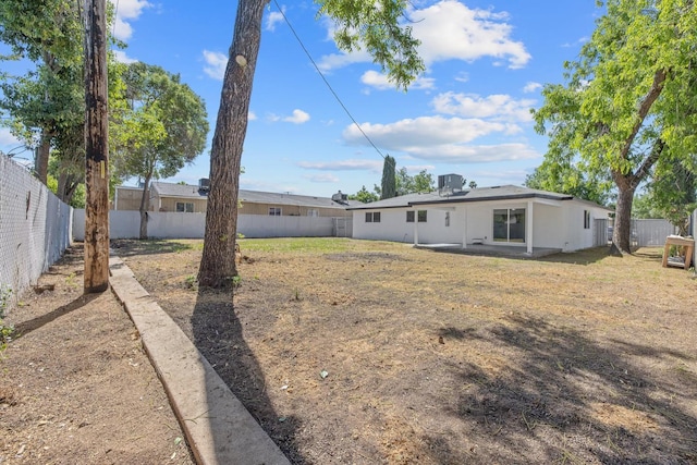 336 W Locust Ave, Pinedale, CA 93650 - fenced backyard with a patio