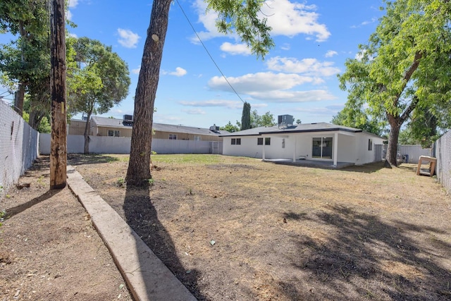 336 W Locust Ave, Pinedale, CA 93650 - fenced backyard featuring a patio area