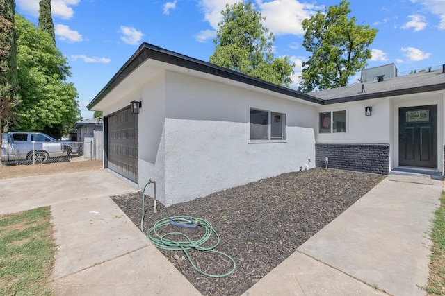 336 W Locust Ave, Pinedale, CA 93650 - view of side of property with stucco siding, a garage, and fence