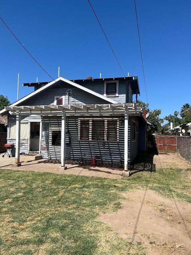 814 N Roosevelt Ave, Fresno, CA 93728 - rear view of property featuring a patio area