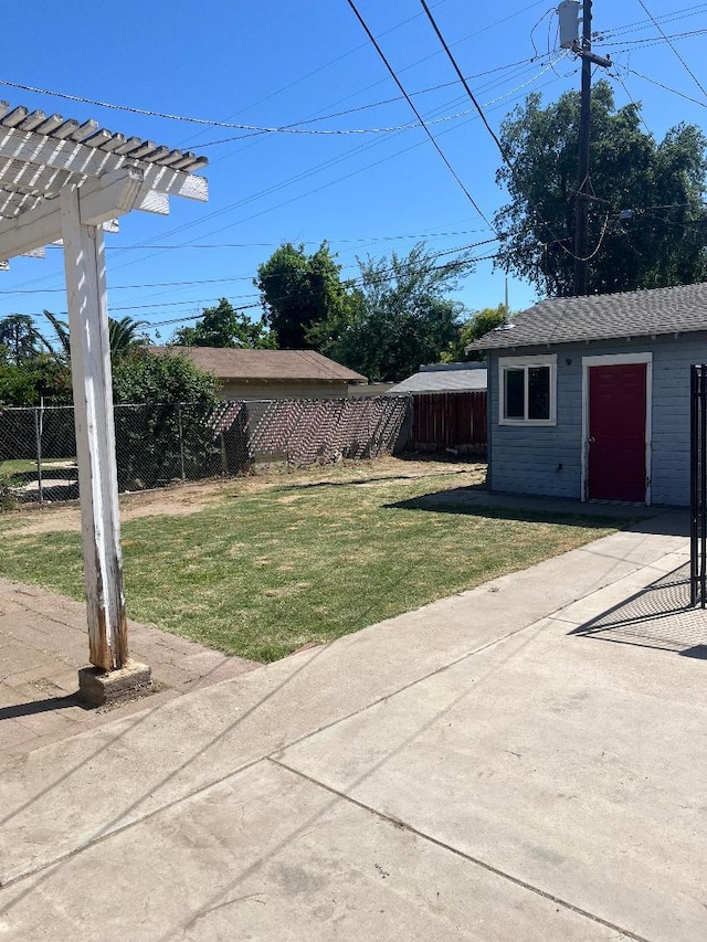 814 N Roosevelt Ave, Fresno, CA 93728 - view of yard featuring a patio, a pergola, and an outdoor structure