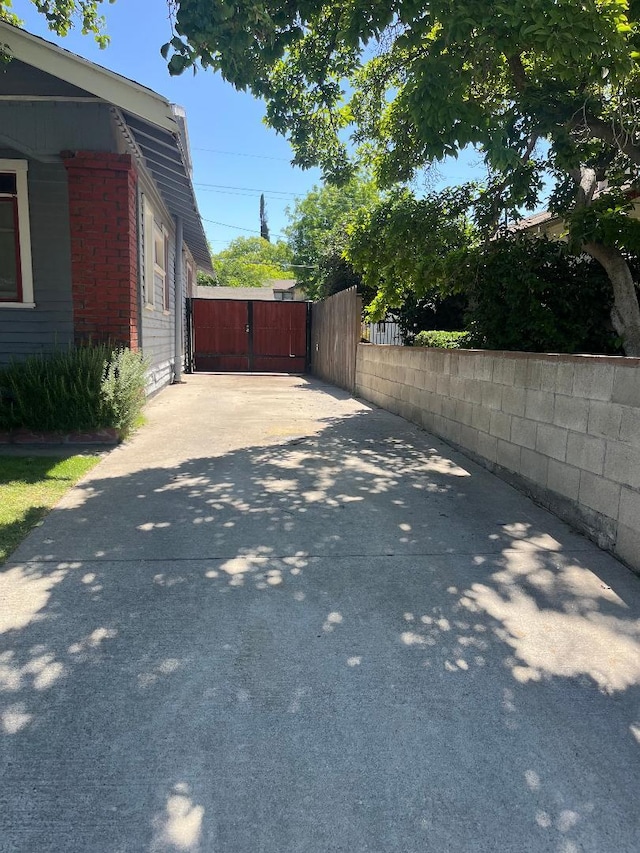 814 N Roosevelt Ave, Fresno, CA 93728 - view of side of property featuring a gate and driveway